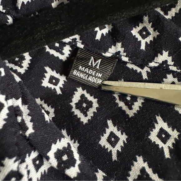 Jachs Girlfriend NY Womens Navy Geo Top Sz M Button-Up Geometric Pockets Aztec - Picture 9 of 10